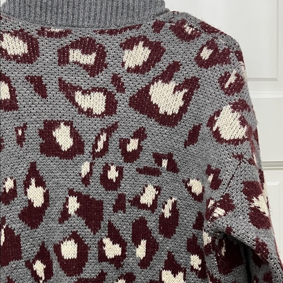 Evereve Oversized Leopard Print Cardigan in Gray and Burgundy - Size XL - Picture 12 of 16